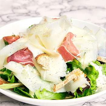 生ハムとラスパドゥーラチーズのシーザーサラダ