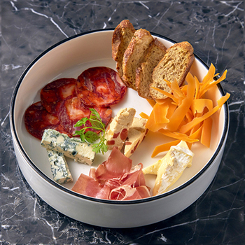 生ハムとチーズ盛り合わせ