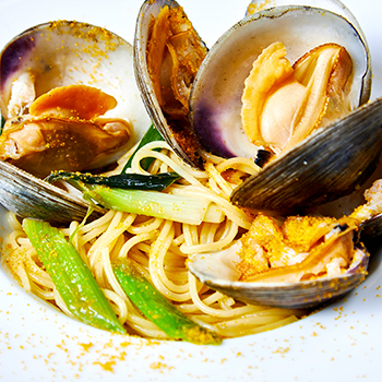 白ハマグリとボッタルガの柚子胡椒ペペロンチーノ